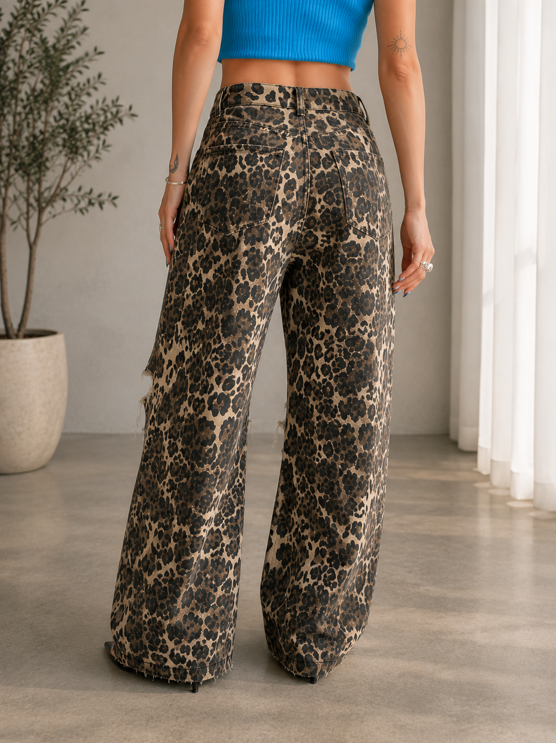 VAQUEROS DE CORTE ANCHO CON ESTAMPADO DE LEOPARDO